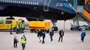 Para penumpang yang dievakuasi dari kapal pesiar MV Hondius, diduga terjangkit hantavirus, tiba di bandara Eindhoven, Belanda, Minggu 10 Mei 2026. Puluhan penumpang dan awak kapal pesiar MV Hondius telah dievakuasi dari Tenerife, Kepulauan Canary, Spanyol. (AP Photo/Peter Dejong)