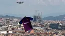 Barcelona menggunakan drone menerbangkan jersey terbarunya untuk musim 2018/2019 saat diperkenalkan di Montjuic Swimming Pool, 19 Mei 2018. Launching seragam kali ini  terbilang cukup mencolok dan berbeda dari biasanya. (AP/Manu Fernandez)