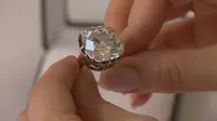 Cincin berlian langka yang ditemukan di pasar bekas ini dijual mahal (via: itv.com)