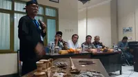 Kepala BPCB Jawa Timur mengimbau warga Sekarpuro, Malang, waspada modus pemalsuan benda peninggalan Majapahit (Liputan6.com/Zainul Arifin)