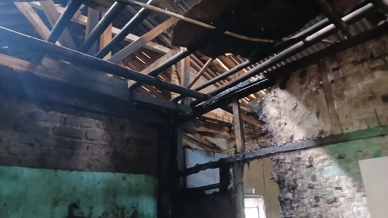 Kebakaran rumah kediaman pemuda disabilitas down syndrom yang berhasil diselamatkan warga di Kampung Baksir, RT 01 RW 03, Kelurahan Benteng, Kecamatan Warudoyong, Kota Sukabumi. (Liputan6.com/Iatimewa).
