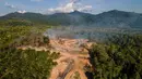 Berdasarkan hasil pemetaan pada tahun 2007, seluruh wilayah Pemerintah Provinsi Aceh sebenarnya tidak boleh lagi kehilangan tutupan hutan. Tampak dalam foto, asap mengepul selama penggundulan hutan untuk lahan tanam baru perkebunan kelapa sawit di Lamno, Provinsi Aceh, Minggu 18 Januari 2026. (CHAIDEER MAHYUDDIN/AFP)