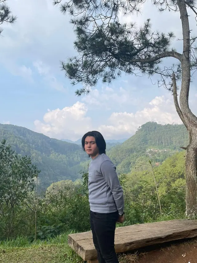 7 Potret Restu, Putra Charly van Houten yang Ikut Terjun di Dunia Musik