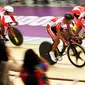 Trio pembalap sepeda difabel Indonesia M Fadli Immamuddin (depan), M Habib Shaleh (tengah) dan Marthin Losu (belakang) saat berlomba pada babak kualifakasi nomor Team Sprint Putra kaegori C1-5 Asian Para Games 2018, Kamis (11/10). (INAPGOC/TJPimages)