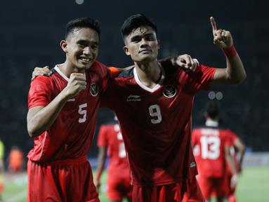 Tuntas sudah puasa 32 tahun medali emas Indonesia dari cabor sepak bola SEA Games setelah Timnas Indonesia U-22 asuhan Indra Sjafri memenangi laga final penuh drama atas Thailand pada SEA Games 2023 di National Olympic Stadium, Phnom Penh, Kamboja, Selasa (16/5/2023). Kemenangan 5-2 (2-2) Timnas Garuda Muda atas Thailand diraih lewat laga yang harus diselesaikan melalui perpanjangan waktu. Sempat terjadi dua kali keributan di bench pemain dalam laga tersebut, yaitu saat Thailand menyamakan skor 2-2 di penghujung injury time babak kedua dan saat Irfan Jauhari membawa Timnas Indonesia unggul 3-2 di awal perpanjangan waktu babak pertama. (Bola.com/Abdul Aziz)