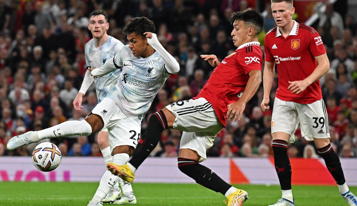 Wonderkid Liverpool, Fabio Carvalho pun tak luput dari perhatian Lisandro Martinez yang didatangkan MU dari Ajax Amsterdam. (AFP/Paul Ellis)