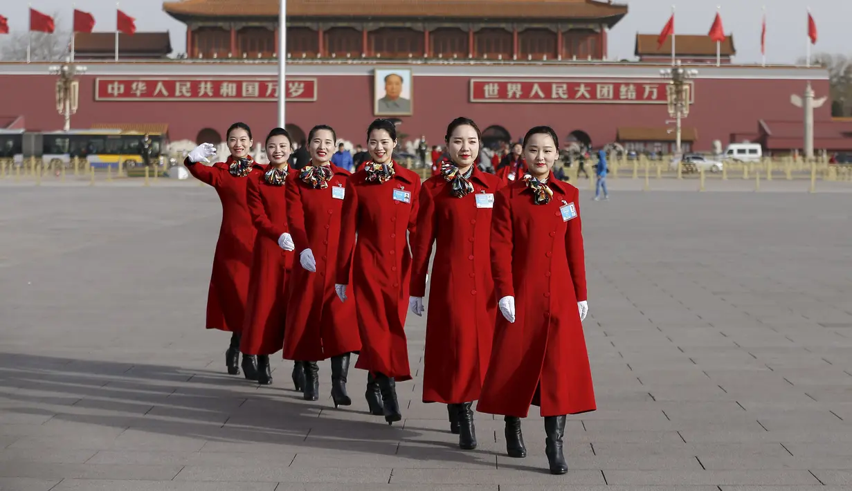 Sejumlah wanita berpose saat Kongres Rakyat Nasional China di Beijing, Sabtu (5/3/2016). Para wanita cantik ini hadir untuk menyambut para tamu delegasi NPC. (Reuters/Damir Sagolj)