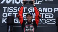 Marco Bezzecchi saat finis pertama balapan MotoGP Inggris 2025. (Adrian Dennis / AFP)
