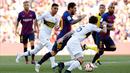 Penyerang Barcelona, Lionel Messi menggiring bola dari kejaran pemain Boca Juniors selama pertandingan Piala Joan Gamper di stadion Camp Nou, Spanyol (15/8). Barcelona menang telak 3-0 atas Boca Juniors. (AP Photo/Manu Fernandez)