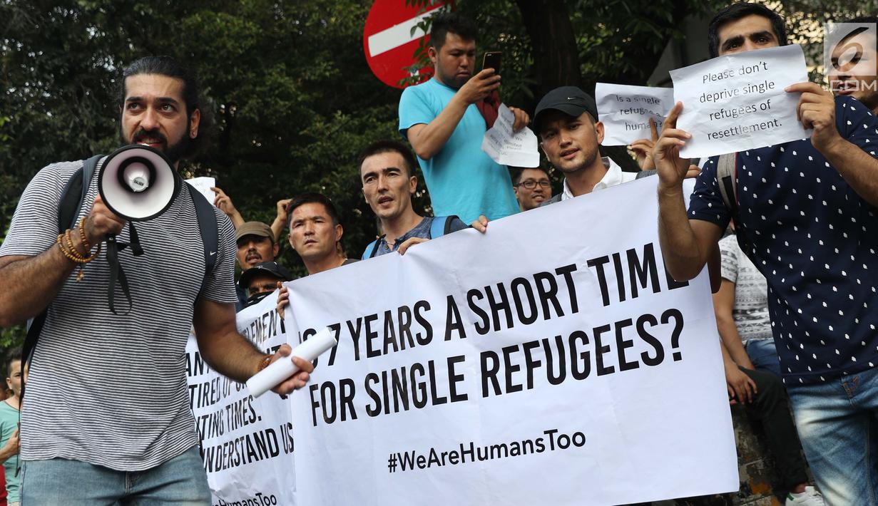 Pengungsi dari negara-negara berkonflik melakukan unjuk rasa di depan Kantor UNHCR, Jalan Kebon Sirih, Jakarta, Selasa (30/7/2019). Pengungsi yang rata-rata belum berkeluarga tersebut mendesak pihak UNHCR segera memproses surat ijin menuju negara tujuan mereka. (Liputan6.com/Helmi Fithriansyah)