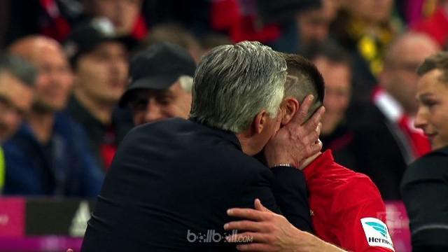 Momen lucu di Bundesliga ketika Carlo Ancelotti mencium Franck Ribery di pinggir lapangan. This video is presented by BallBall