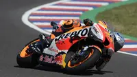 Pembalap Repsol Honda, Pol Espargaro, percaya diri mampu bersaing di MotoGP Amerika 2022. (AFP/Juan MABROMATA)