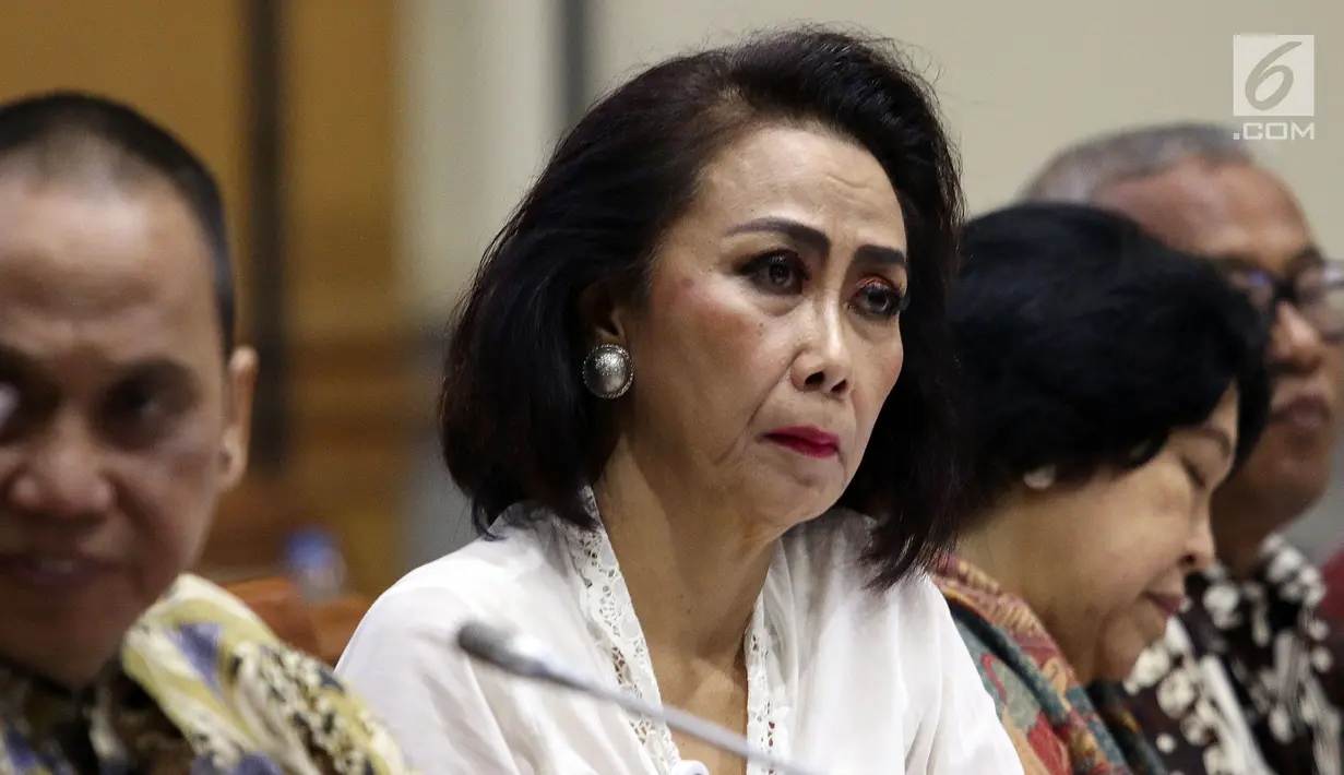 Ketua Pansel Capim KPK Yenti Garnasih memberikan paparan saat Rapat Dengar Pendapat Umum (RDPU) dengan Komisi III DPR di Kompleks Parlemen, Jakarta, Senin (9/9/2019). Rapat terkait dengan dimulainya uji kelayakan dan kepatutan atau fit and proper test capim KPK. (Liputan6.com/Johan Tallo)