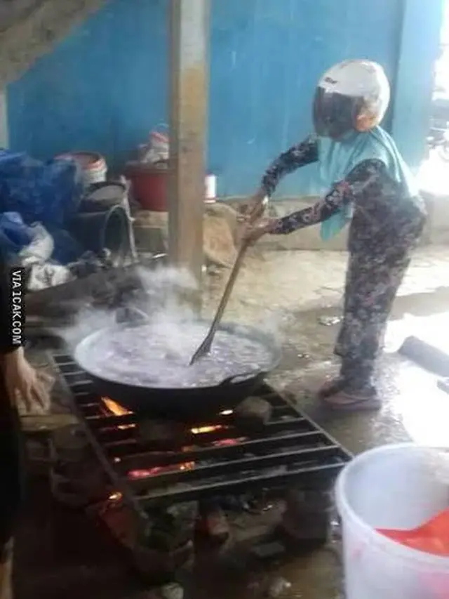 6 Potret Emak-Emak Pakai Helm saat Masak Ini Kocak
