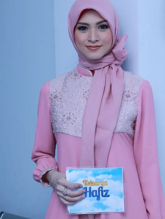 "Insya Allah tetap puasa. Anak aku sudah makan, sudah 6 bulan, dia sudah MPASI. Kalau bisa mudah-mudahan bisa," kata Donita di TMII, Jakarta Timur, Senin (23/5). (Galih W. Satria/Bintang.com)