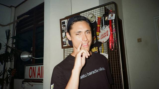 6 Potret Raka Hutchison, Aktor yang Dikabarkan Dekat dengan Rachel Vennya