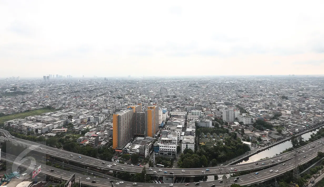 Permukiman padat penduduk dan gedung bertingkat dilihat dari kawasan Jembatan Besi, Jakarta, 5 Juni 2016. Tingkat kepadatan penduduk yang tinggi memicu berbagai permasalahan, dari tata ruang, kemiskinan hingga kriminalitas. (Liputan6.com/Faizal Fanani)