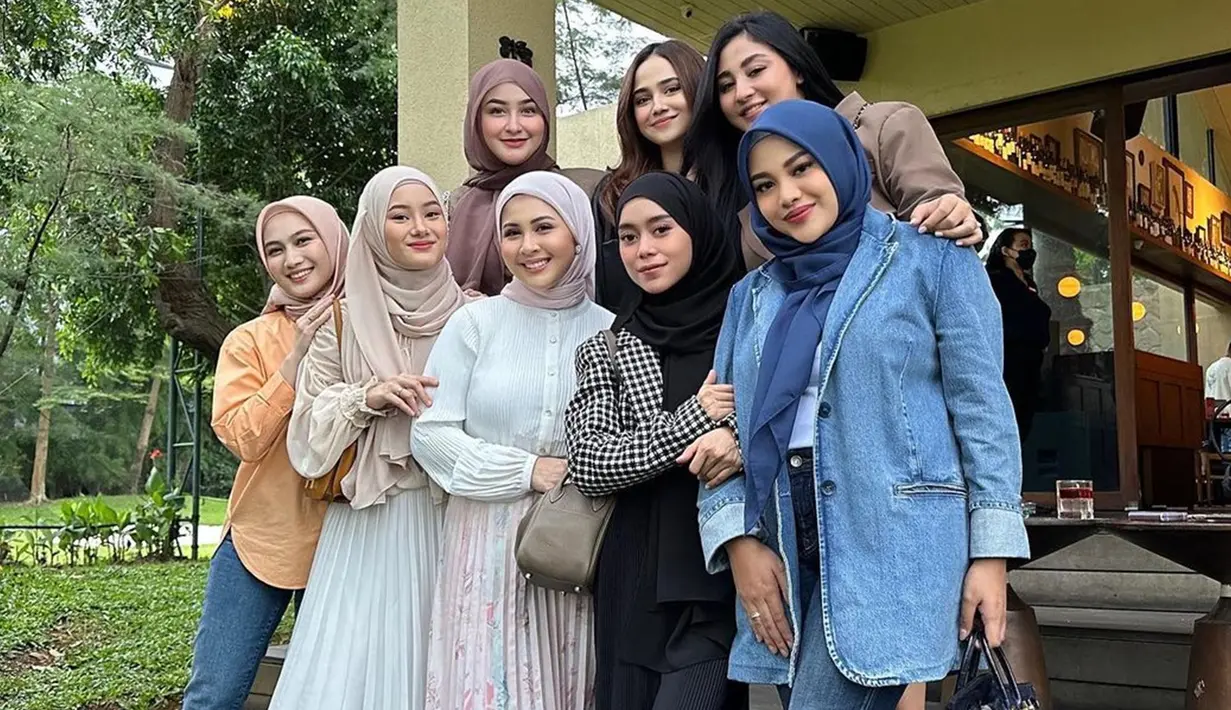 Dalam unggahan Lesti terdapat pula Aurel Hermansyah, Dinda Hauw, Syifa Hadju, Keisha Ratuliu, Margin, Melody, serta Shania Indriani. Pertemanan para selebriti ini pun mencuri perhatian banyak netizen. (Liputan6.com/IG/@lestykejora)