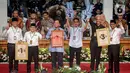 Pasangan capres-cawapres Pemilu 2024, Anies Baswedan-Muhaimin Iskandar, Prabowo Subianto-Gibran Rakabuming Raka, dan Ganjar Pranowo-Mahfud Md (kiri ke kanan) berpose usai pengundian nomor urut di halaman gedung Komisi Pemilihan Umum (KPU), Jakarta, Selasa (14/11/2023). (Liputan6.com/Faizal Fanani)