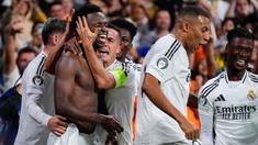 Para pemian Real Madrid merayakan gol yang dicetak oleh Vinicius Junior ke gawang Borussia Dortmund  pada laga Liga Champions di Stadion Santiago Bernabeu. (AP Photo/Manu Fernandez)