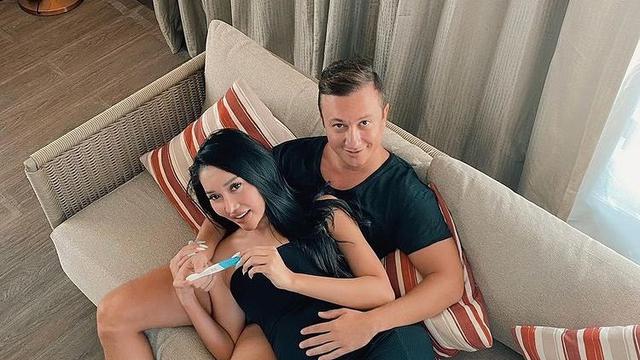 Lucinta Luna perlihatkan kehamilan bersama pacar bule nya (https://www.instagram.com/p/CPPZE8sBYEr/)