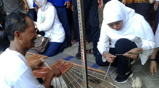 Khofifah Indar Parawansa menyambangi perajin Reog Ponorogo (Liputan6.com/ Dian Kurniawan0