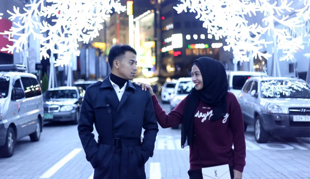 Pada Oktober 2013, Poppy Bunga resmi dilamar oleh Riphat. Setelah itu, sebulan kemudian mereka resmi menikah di Masjid Raya Cibubur Country pada Minggu, 17 November 2013. (dok. Pribadi/Bintang.com)