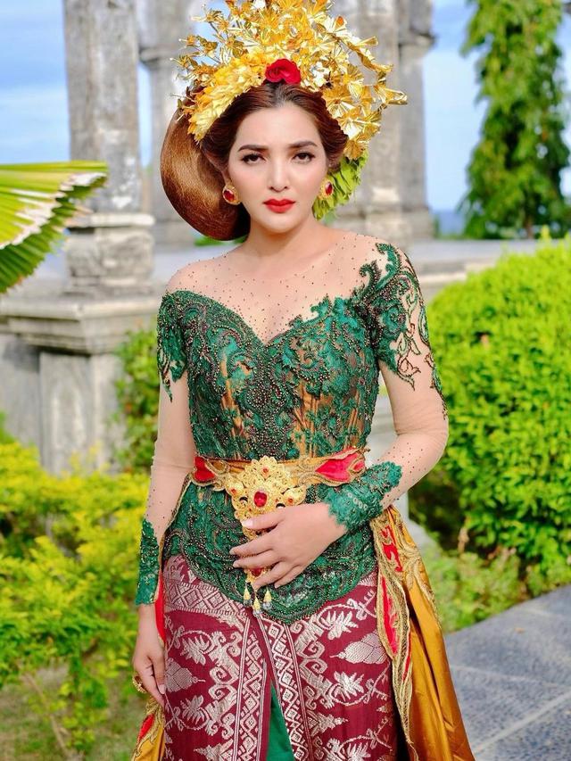 7 Gaya Pemotretan Ashanty dengan Makeup Flawless, Tetap Menawan