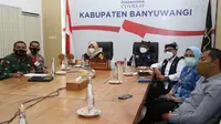 Pemkab Banyuwangi memperketat aktifitas masyarakat seiring meningkatnya kasus Covid-19. (Dian Kurniawan/Liputan6.com)