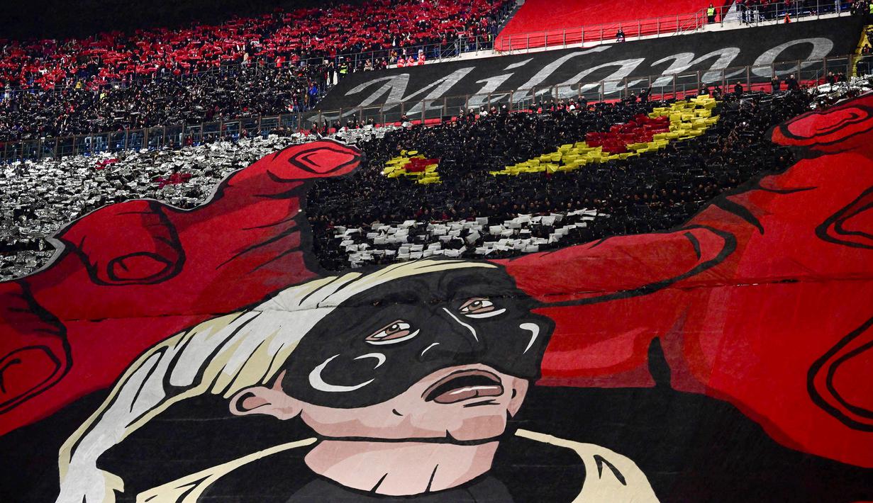 <p>Koreografi fans AC Milan saat laga leg pertama perempat final Liga Champions 2022/2023 melawan Napoli di San Siro, Milan, Kamis (13/04/2023) dini hari WIB. Pertandingan tersebut berhasil dimenangkan oleh tuan rumah melalui gol tunggal Ismael Bennacer. (AFP/Marco Bertorello)</p>
