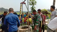 Andri  (29 ) dan  Endang (29), dua warga Desa Sukamaju, Kecamatan Wanayasa,  Purwakarta ditemukan tewas di dalam sumur, setelah keduanya diduga menghirup gas beracun saat memperbaiki pompa air. (Liputan6.com/Abramena)