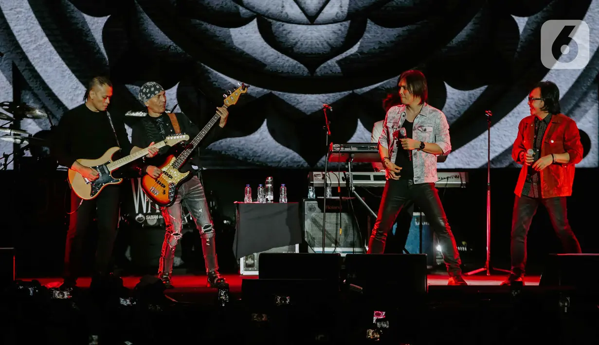 Penampilan grup band Dewa 19 saat berkolaborasi dengan Once Mekel, Ari Lasso, dan Dul Jaelani dalam Tamagochill (its’s time to go chill) di Tennis Indoor Senayan, Jakarta Pusat, pada Kamis (21/11/2019). Kolaborasi Dewa 19, Once, Ari Lasso, dan Dul memukau penonton. (Liputan6.com/Faizal Fanani)