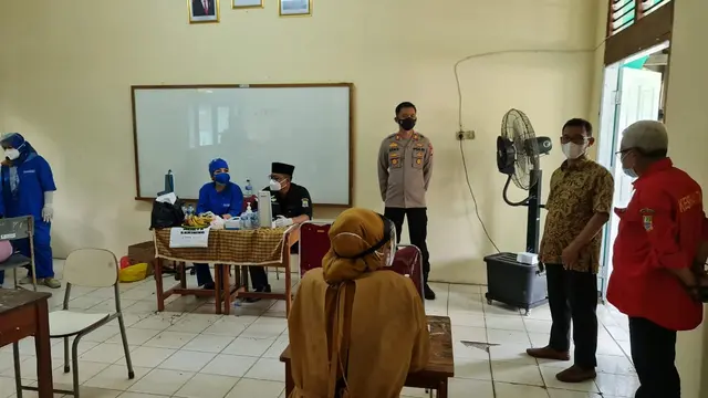 Ratusan Guru di SMKN Cikarang Barat Divaksin Covid-19
