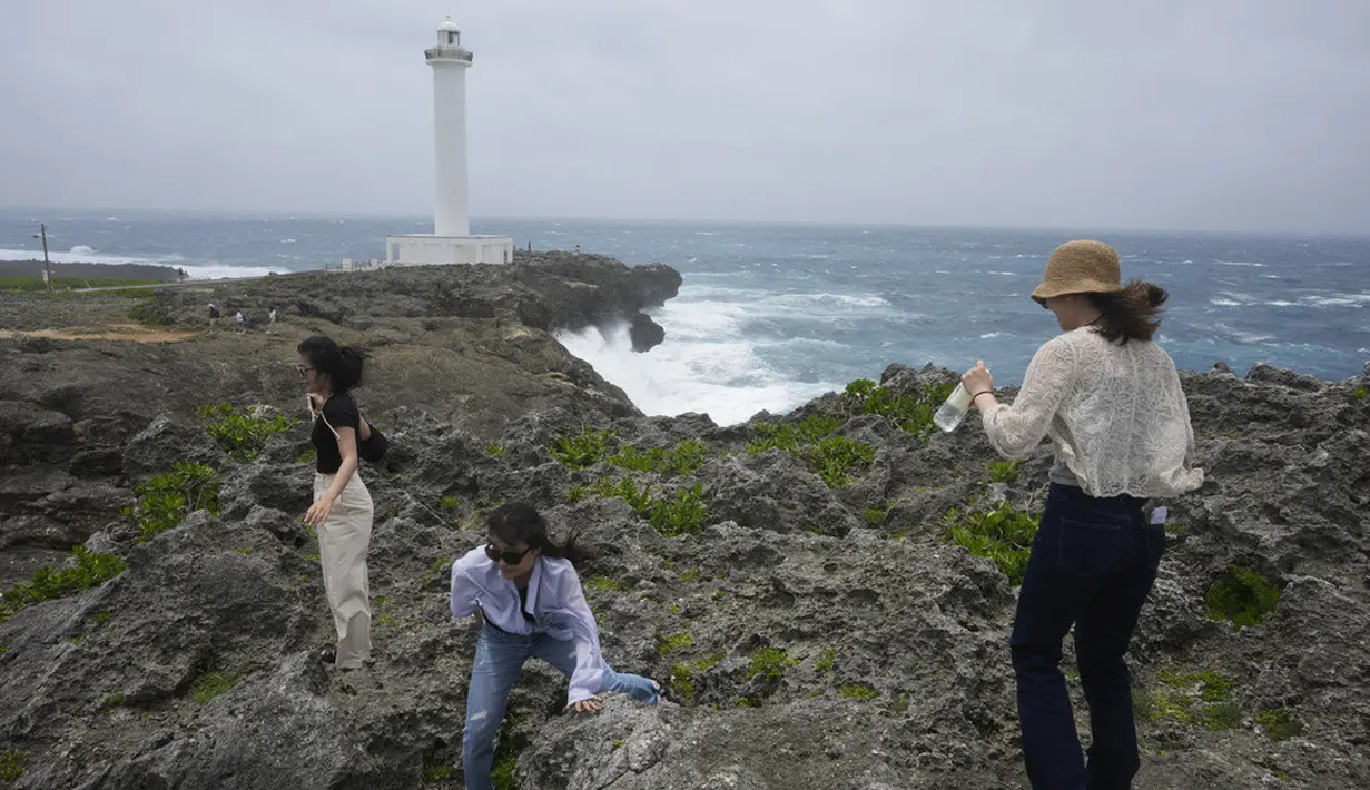 <p>Angin kencang yang merusak kemungkinan akan memengaruhi Okinawa serta wilayah Amami di Provinsi Kagoshima. (AP Photo/Hiro Komae)</p>