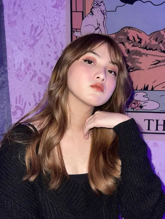 Punya paras cantik, dengan makeup tebal maupun tanpa riasan wajah sekalipun, gadis berdarah Bugis Makassar ini selalu memesona. (Liputan6.com/IG/@aisyahaqilahh)