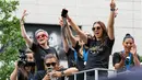 Pemain timnas sepak bola wanita Amerika Serikat (AS), Megan Rapinoe (kiri belakang) dan Alex Morgan (depan kanan) bersama rekan-rekan mereka menyapa warga saat parade kemenangan Piala Dunia Wanita 2019 di New York, AS, Rabu (10/7/2019). (AP Photo/Craig Ruttle)