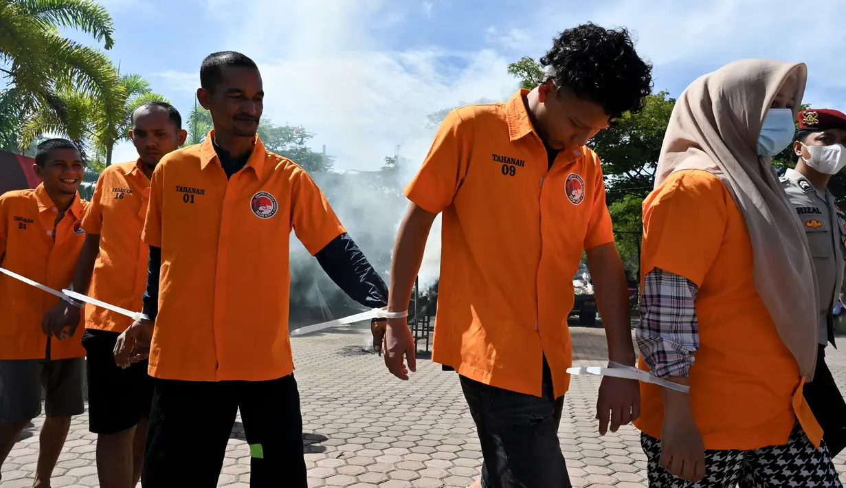 Direktorat Narkoba Polda Aceh juga telah menetapkan dan menahan dengan 11 orang tersangka. (CHAIDEER MAHYUDDIN/AFP)