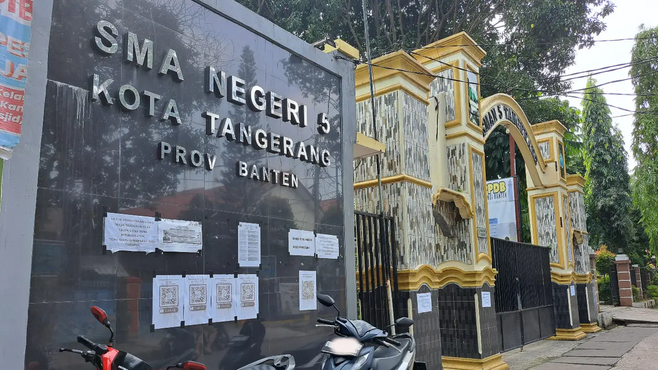 SMA Negeri 5 Kota Tangerang, angkat bicara soal sistem zonasi pada proses pendaftaran PPDB yang diprotes pria yang mengaku sebagai wali murid.