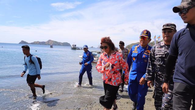 Menteri Kelautan dan Perikanan Susi Pudjiastuti meninjau lokasi Festival Pulo Dua di Pulo Dua, Kecamatan Balantak, Kabupaten Banggai, Sulawesi Tengah. (Dok KKP)
