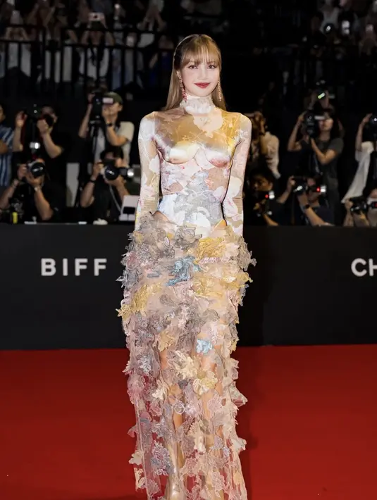 <p>Lisa hadir mengenakan dress Maison Margiela warna nude dari leher hingga pinggul menempel pada tubuh rampingnya, menciptakan ilusi optik seolah-olah terlihat seperti busana telanjang yang pas di badan. Potongan gaun yang menonjolkan garis tulang panggul melanjutkan ciri khas fashion menantang ala Lisa, dengan mudah menampilkan gaya &ldquo;lower-body disappearance&rdquo; atau ilusi tubuh bagian bawah menghilang. Sementara itu, garis rok yang dihiasi renda dan bordir pastel menyerupai bunga dan kupu-kupu yang tampak timbul. [@armanfebryan]</p>