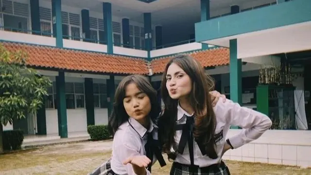7 Potret Kebersamaan Fuji dan Pemain Film Bukan Cinderella