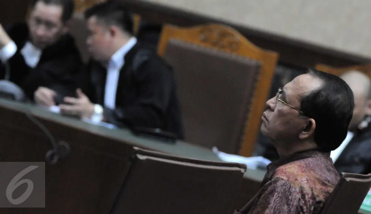 Suryadharma Ali (SDA) saat menjalani sidang vonis di Pengadilan Tipikor, Jakarta, senin (11/1/2016). SDA divonis 6 tahun penjara dan denda Rp.300 juta subsider 3 bulan kurungan dan membayar uang pengganti sebesar Rp.1,8 M. (Liputan6.com/Helmi Afandi)