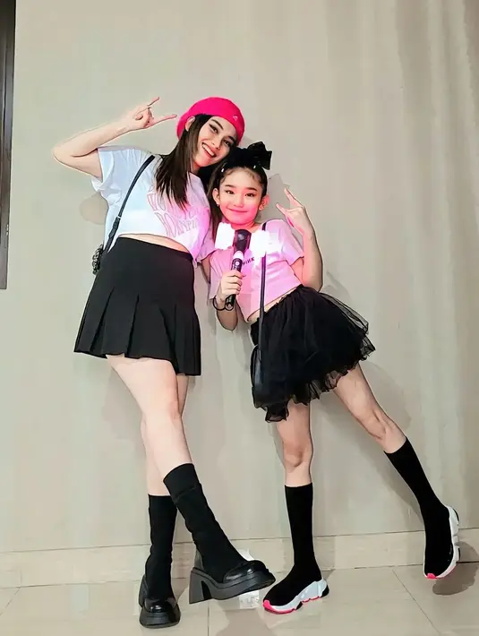 Berbeda dengan penampilan Bilqis yang tak kalah manis. Bilqis memilih mengenakan cropped t-shirt pink bertuliskan BLACKPINK, rok tutu, kaus kaki panjang, dan sepatu hitam. [Foto: Instagram/ayutingting92]