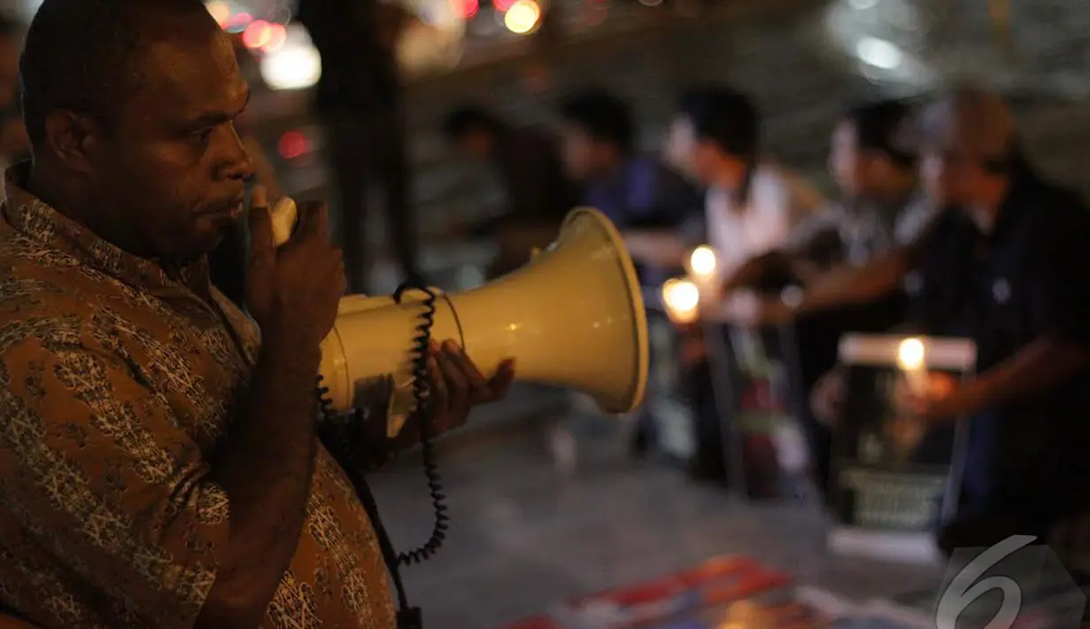 seorang dari  "Papua Itu Kita" saat memberikan orasi sebagi bentuk solidaritas papua itu kita dibundaran HI, Jakarta, Kamis (18/12/2014). (Liputan6.com/Faizal Fanani)