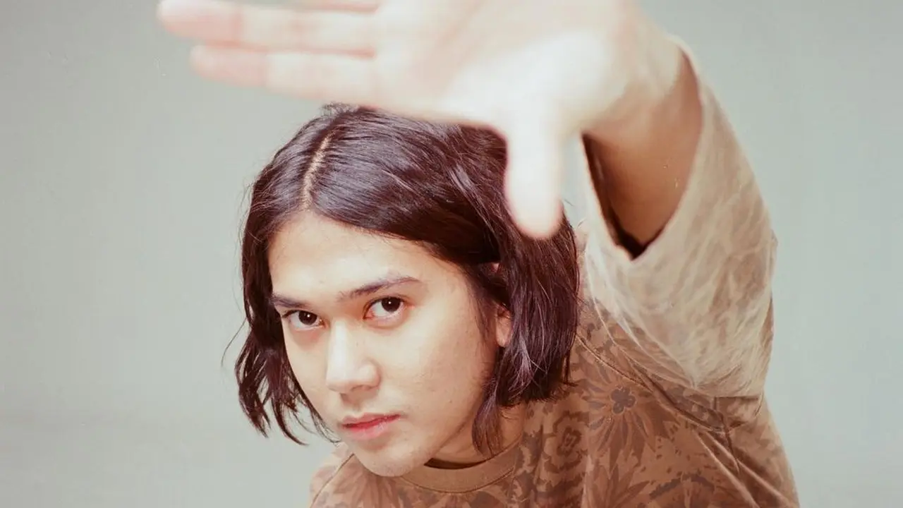 Gaya Terbaru Iqbaal Ramadhan dengan Rambut Panjang dan Terurai