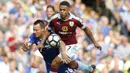 Kapten Chelsea, John Terry, menahan laju pemain Burnley, Andre Gray. Sebanyak tujuh tendangan ke arah gawang dilakukan oleh The Blues sementara Burnley hanya dua kali. (Reuters/Andrew Couldridge)