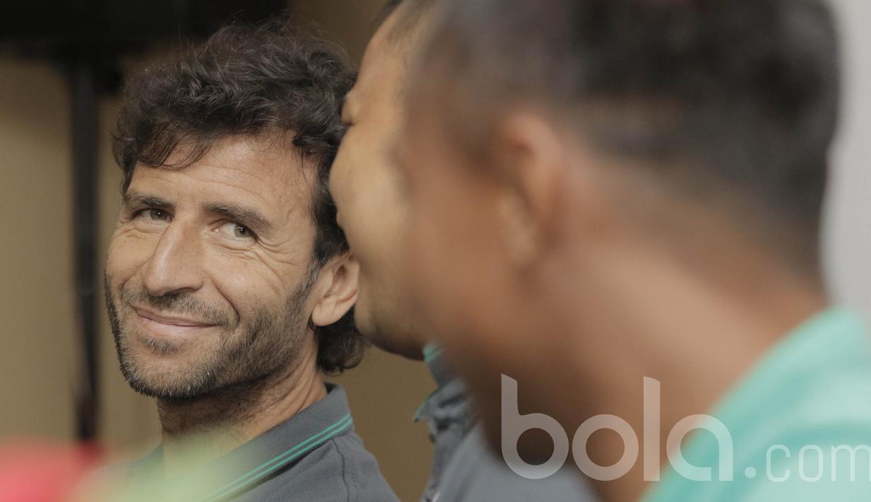 Pelatih Timnas Indonesia, Luis Milla, tersenyum saat jumpa pers. Setelah menghadapi Myanmar, ada kabar Timnas Indonesia U-22 akan melakukan uji coba menghadapi juara Piala Presiden 2017, Arema FC  (Bola.com/M Iqbal Ichsan)