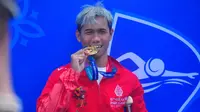 Jendi Pangabean memamerkan medali emas yang ia raih di ASEAN Para Games 2022 (Dok. INASPOC)