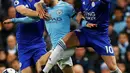 Pemain Leicester City, Ben Chilwell dan James Maddison berebut bola dengan gelandang Manchester City, Bernardo Silva pada lanjutan Liga Inggris di Stadion Etihad, Senin (6/5/2019). Manchester City berhasil mengalahkan Leicester City dengan skor tipis 1-0. (REUTERS/Phil Noble)