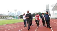 Presiden Joko Widodo (depan) meninjau sejumlah venue Asian Games 2018 di Kompleks Gelora Bung Karno, Jakarta, Senin (25/6). Peninjauan tersebut bertujuan untuk melihat persiapan tempat penyelenggaraan Asian Games 2018. (Liputan6.com/Angga Yuniar)